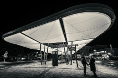 Platz 1 Monatsthema Kleine Szenen am/im Bahnhof: Markus Peters. Bildtitel: Busbahnhof Mönchengladbach