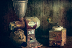 Platz 1 Monatsthema: Technik von gestern und vorgestern. Franjo Hartmann. Bildtitel: Kaffeemühle elektrisch und manuell