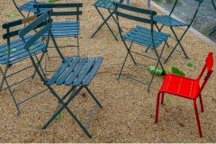 Michael Landwehrjohann, Nach dem Regen: Stühle im Bryant Park, NY